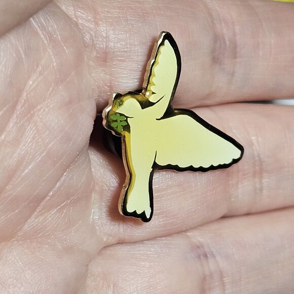Vintage Gold Tone Cream Enamel Peace Dove With Green Pin Lapel - Picture 3 of 10